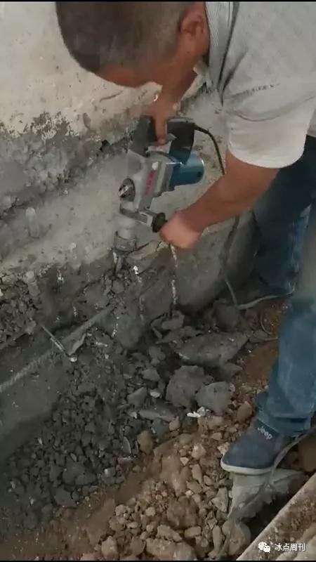 工人在清除稀松的问题水泥