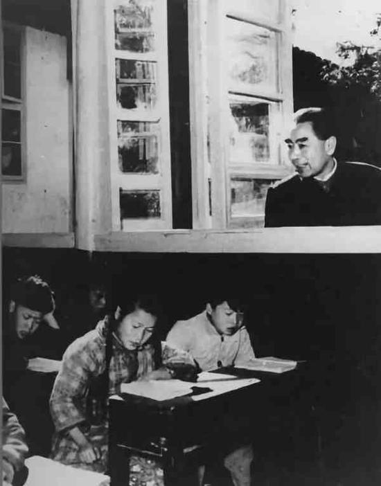 △1957年4月，周恩来在杭州梅家坞小学参观。