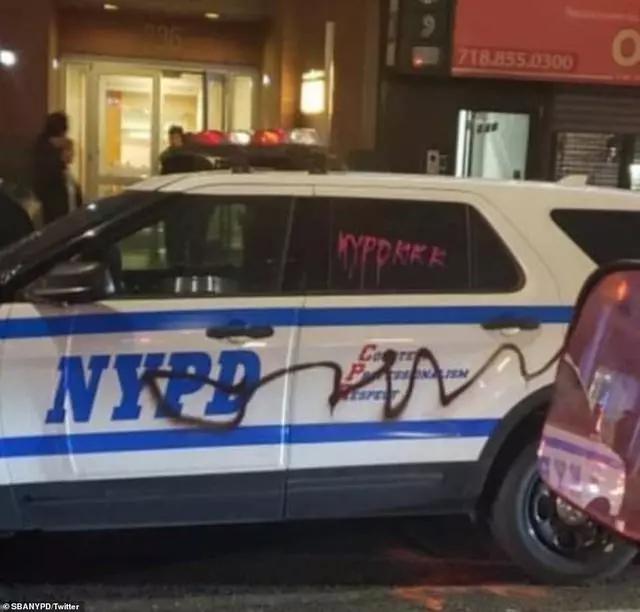 纽约警车被涂污