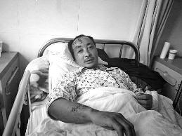 村民进山采蘑菇遇黑熊 拼尽全力三次挣脱 村民进山采蘑菇遇黑熊 拼尽全力三次挣脱