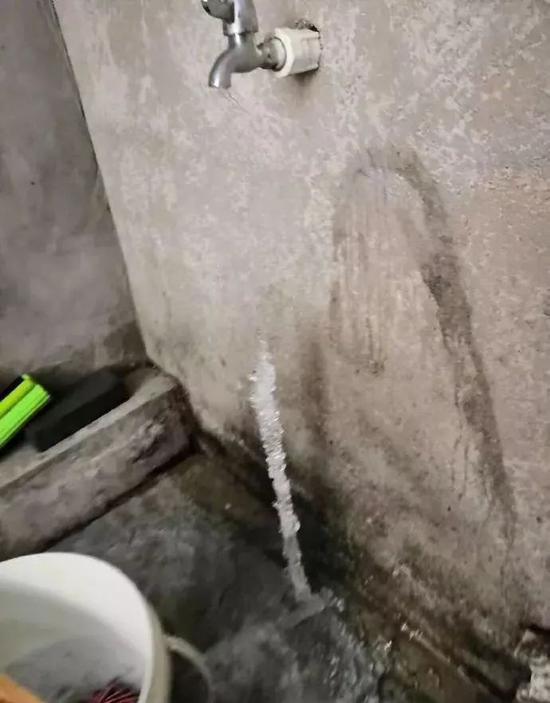 湖南张家界某户人家,为了防止水管结冰而开着水龙头,结果…… 来源:网络