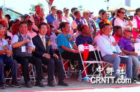 金门县长参选人杨镇浯（前右二）挑战现任无党籍县长陈福海（前左三）