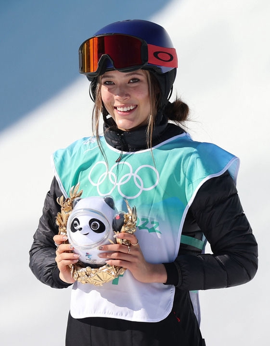 2月8日，自由式滑雪女子大跳台比赛冠军、中国选手谷爱凌在颁发纪念品仪式上。新华社记者 丁旭 摄