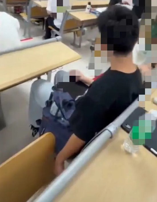 华南理工一男生课堂上偷拍女生裙底，被抓现行后道歉称“为自己的行为感到非常羞耻”，校方：给予留校察看处分，双方认可处理结果