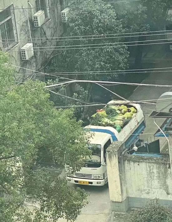 多位武汉市民发布的照片显示,在其他社区也存在用环卫车、垃圾桶运蔬菜的现象。