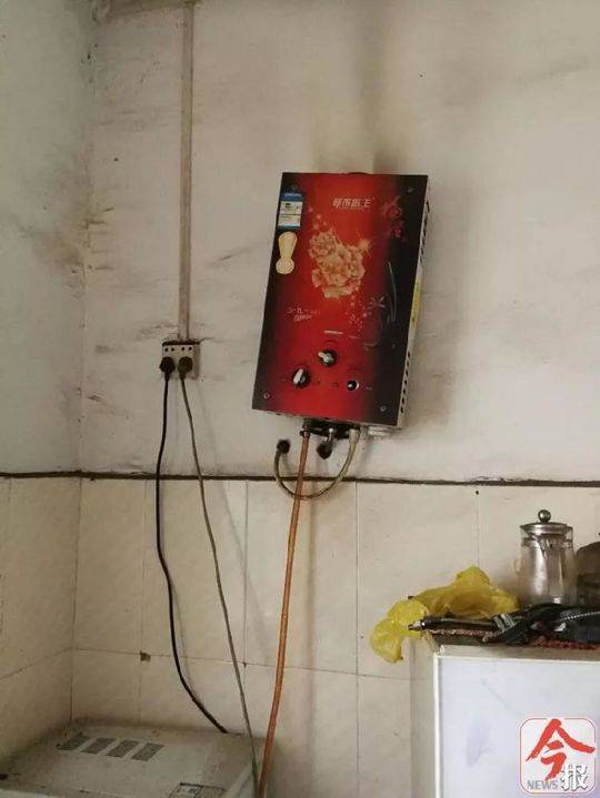  事发出租屋使用的燃气热水器安装位置不合规范。
