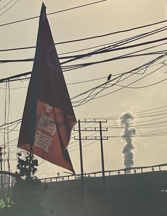 高安市陶瓷产业基地，某陶瓷厂冒出燃烧锂云母产生的白烟。 摄影：刘丁 郑可书