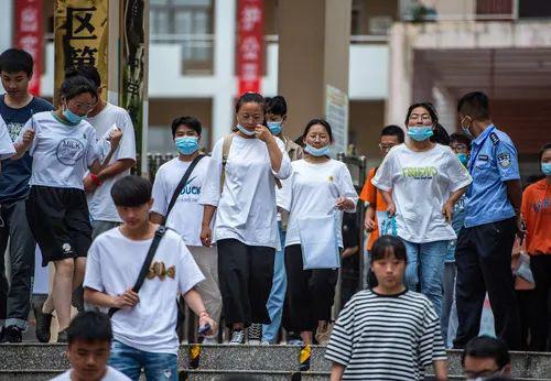 7月7日，在贵州六盘水市六枝特区第九中学考点，考生结束首场科目考试后走出考场。新华社记者 陶亮 摄