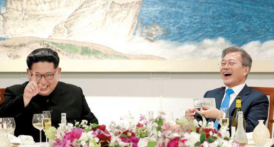 1546505733629621.jpg 金正恩与文在寅(路透社)