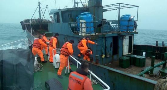 台当局“海巡队”登上大陆渔船 （图源：台媒）