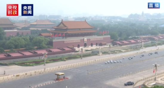 美国总统特朗普乘车抵达欢迎仪式现场
