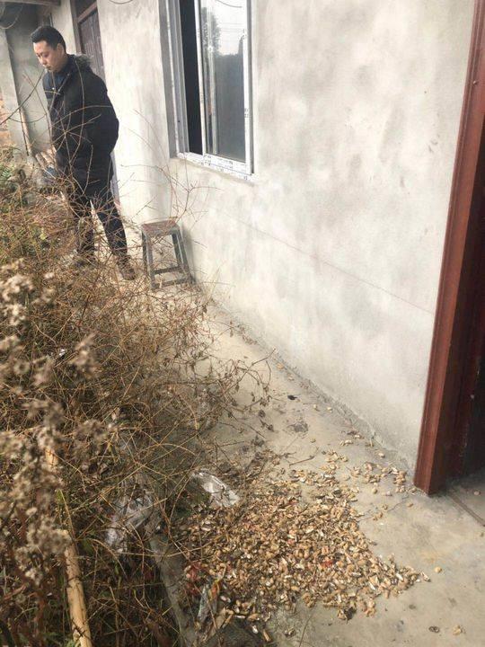 悍匪冯学华的末路逃亡:途中强2人 一路嗜酒如命 冯学华嗜酒如命,在老家附近一处藏匿点留下了大量花生壳。