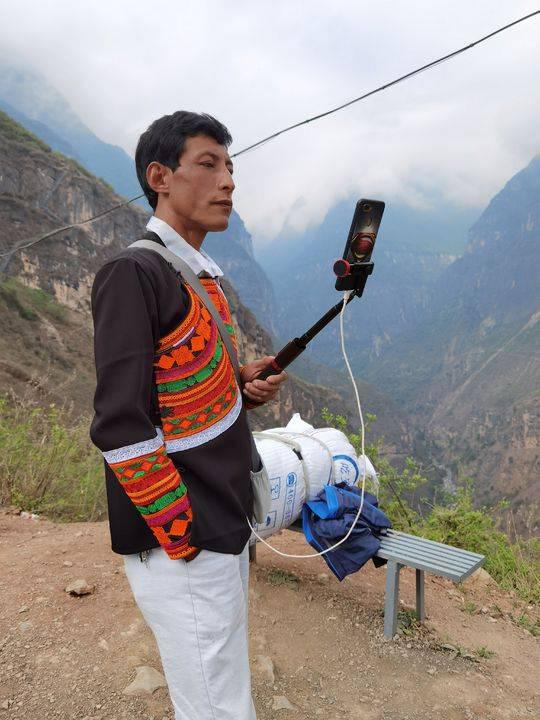 “今天我搬家了！”搬家中的悬崖村村民也不忘