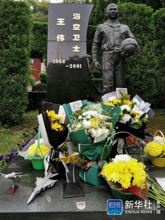  这是位于杭州市安贤陵园内的王伟烈士铜像（3月31日摄）。新华社记者 黎云 摄
