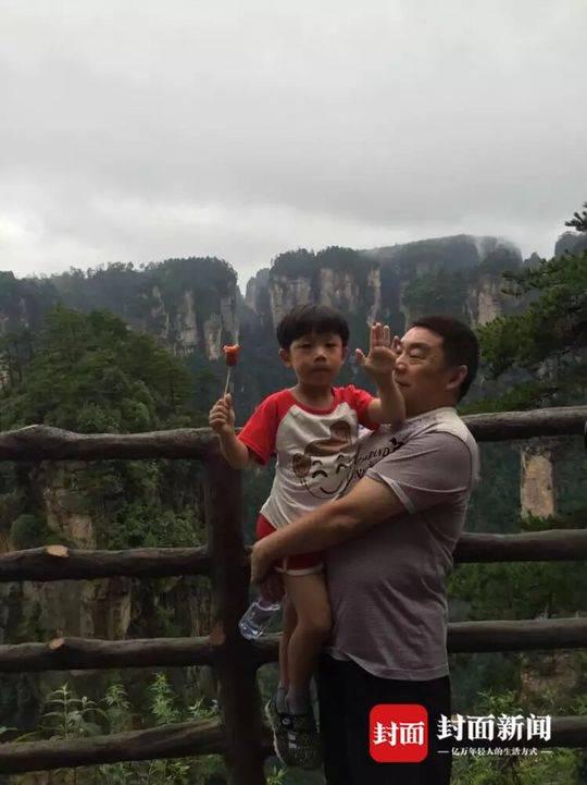 王永兴父子在外旅游