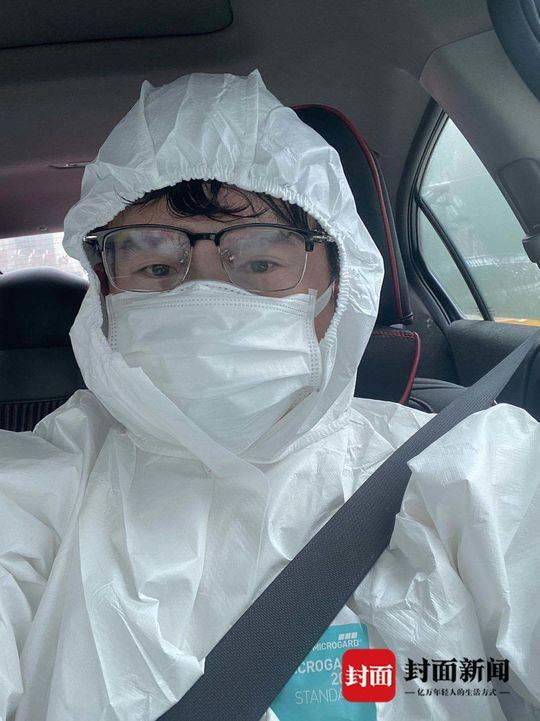 王永朋在自己的医护专车里