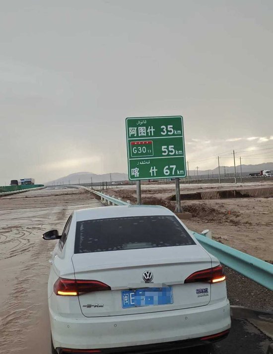 塔克拉玛干沙漠边缘地带现洪水，致多段高速公路中断