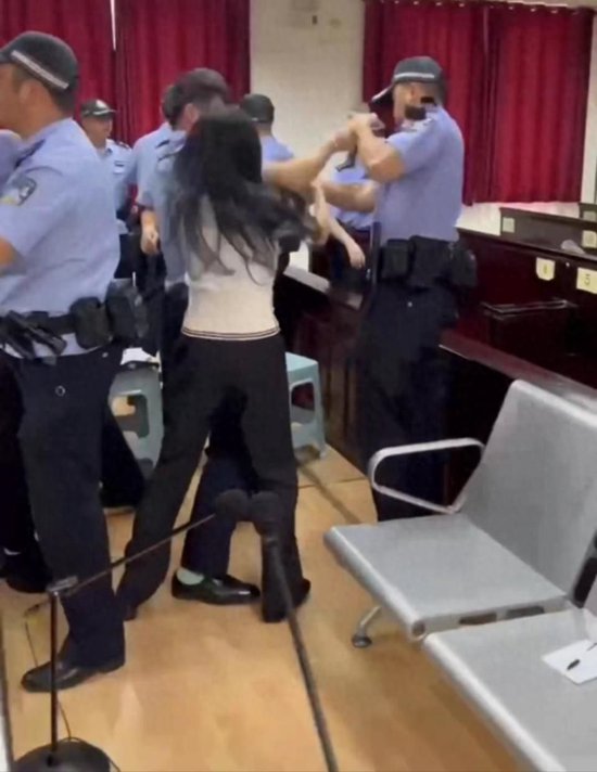 休庭後女律師見助理被圍堵,拍照取證遭法警粗暴對待倒地?法院未回應 - 新浪香港