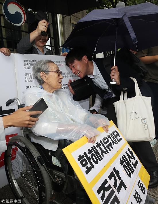 今年9月，“慰安妇”受害者在韩国外交部大厦前示威。（视觉中国）