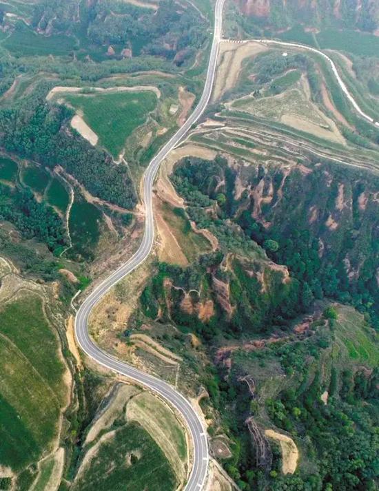 ↑7月18日，无人机拍摄的山西省临汾市浮山县新建投入使用的农村旅游+扶贫公路。高新生 摄