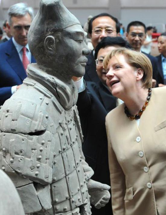 2010年7月，默克尔在西安参观兵马俑（来源：新华社）