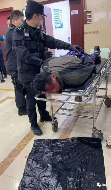  嫌疑人周某被警方第一时间送到医院