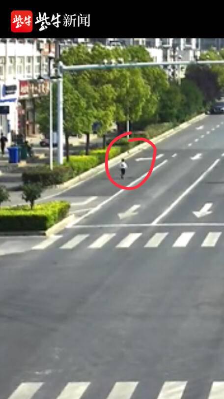 扬子晚报妈妈骑车送5岁儿子上幼儿园 到门口一看车后座是空的