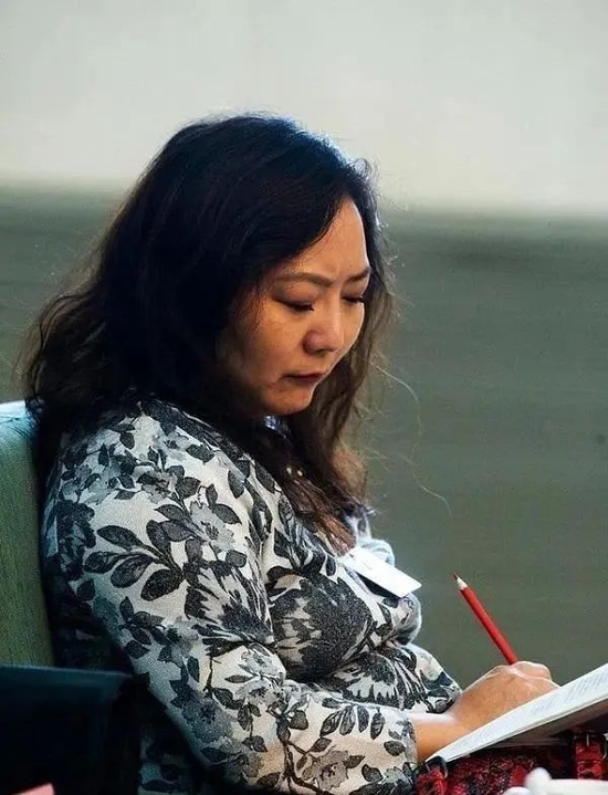 这位“女富豪”,不干了