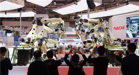 11月5日，日本那智不二越公司展出的点焊密集协作机器人在进行作业演示。新华社记者刘大伟摄