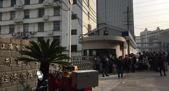 上海市普陀区经侦支队门外，报案者排起长龙 每经记者 包晶晶 摄