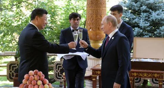 ↑6月15日上午，在出席亚信第五次峰会前，普京总统专程前往习主席下榻的宾馆，当面向习主席祝贺生日，并赠送精美生日蛋糕。（俄罗斯媒体图片）