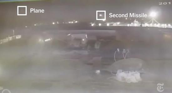 ▲一段新的视频显示，这架从德黑兰起飞的客机先后被2枚导弹击中，间隔不到30秒。图据《纽约时报》