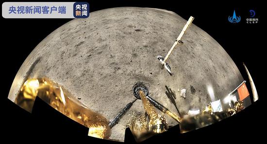 △嫦娥五号着陆器和上升器组合体全景相机环拍成像，五星红旗在月面成功展开，此外图像上方可见已完成表取采样的机械臂及采样器。