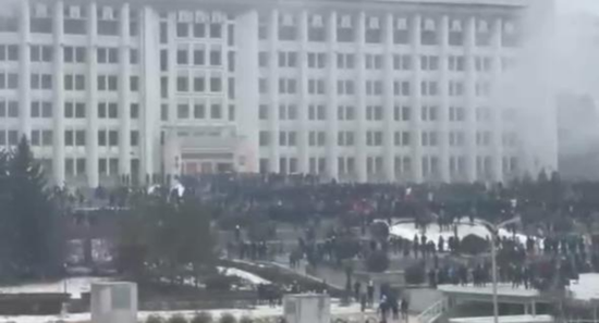  当地时间1月5日下午，阿拉木图示威者闯入市长办公楼