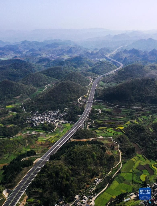 这是贵黄高速公路贵定县境内路段(2022年3月28日摄,无人机照片).