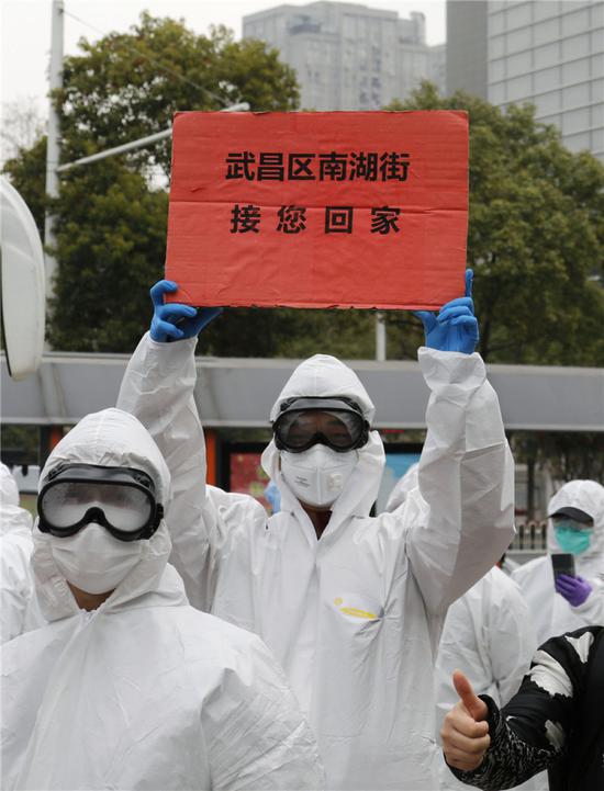 为还在"康复驿站"隔离留观的丈夫和岳父"种"下三颗平安树,静候一个