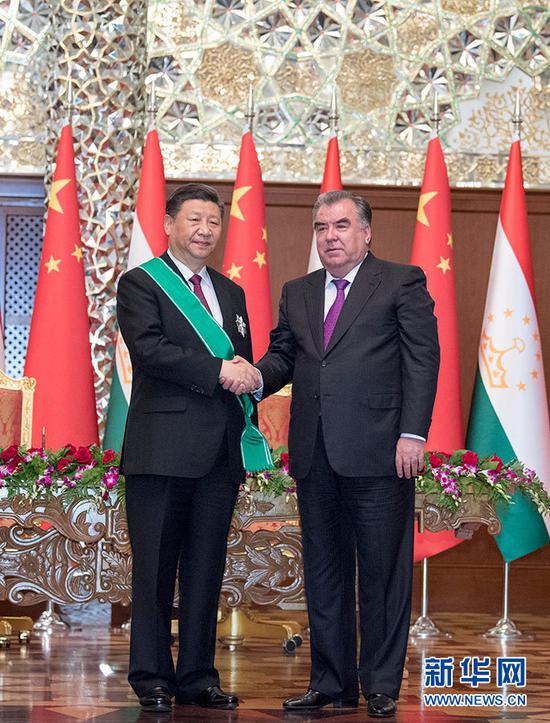 6月15日，国家主席习近平在杜尚别出席仪式，接受塔吉克斯坦总统拉赫蒙授予“王冠勋章”。 新华社记者 李学仁 摄