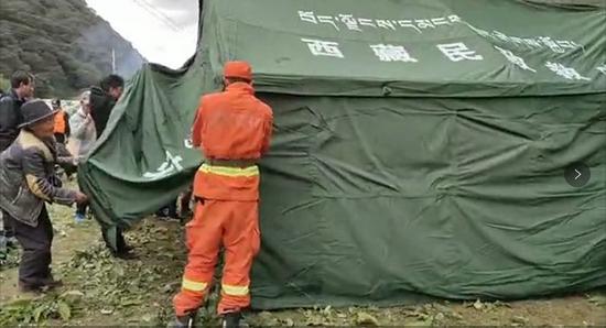 救援人员在搭建帐篷。通讯员夏明勇 摄