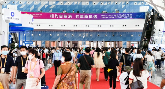 观众在海口举行的首届中国国际消费品博览会现场参观（5月9日摄）。新华社记者 杨冠宇 摄