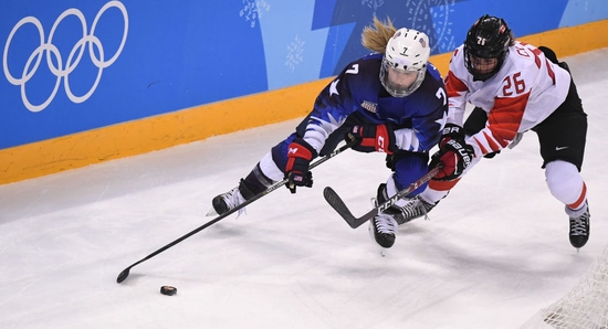 　　2018年2月22日，在平昌冬奥会女子冰球决赛中，经过点球大战，美国队以3比2击败加拿大队，夺得冠军。新华社记者王昊飞摄