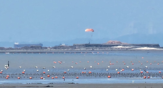韩国战机坠海，飞行员跳伞逃生。（韩联社）