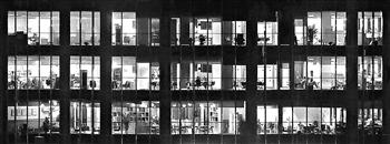 写字楼内加班的人。视觉中国供图