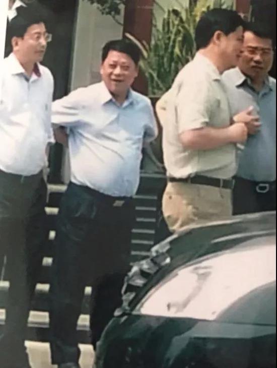 郑绍鑫拍摄的陈新造（左一）出入高档酒店的照片