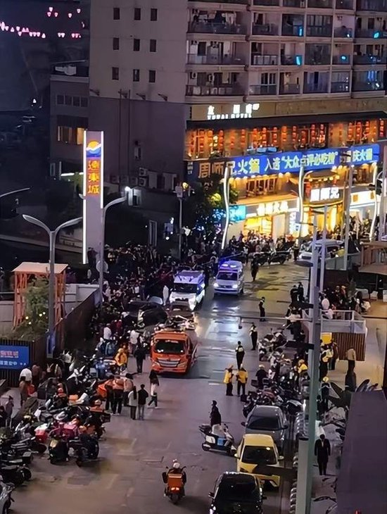 重庆警方：一小车失控致3行人受伤，司机疑似突发疾病抢救无效死亡