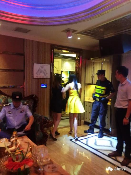 男子携带匕首和钢珠出门 迎面撞上警察 ▲荔枝派出所民警检查KTV