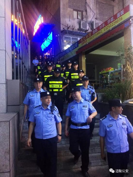 男子携带匕首和钢珠出门 迎面撞上警察 ▲区公安局负责人督检荔枝派出所辖区清查工作