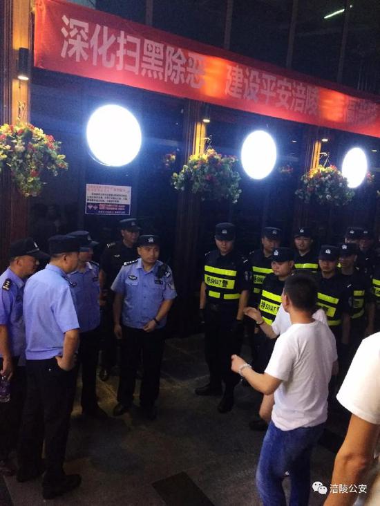 男子携带匕首和钢珠出门 迎面撞上警察 ▲警方开展清查行动