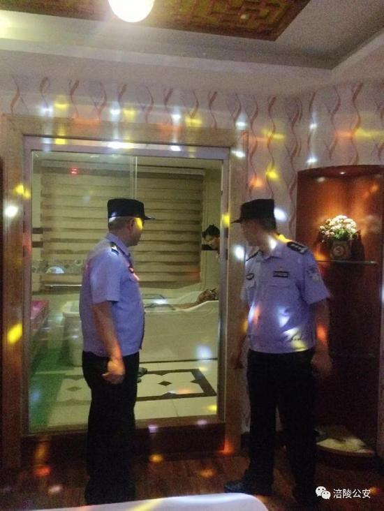 男子携带匕首和钢珠出门 迎面撞上警察