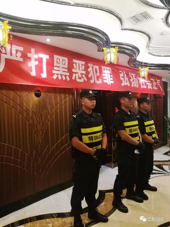 男子携带匕首和钢珠出门 迎面撞上警察