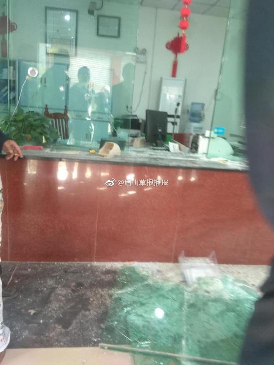 男子大锤砸银行袭警 警方：已送精神病医院治疗